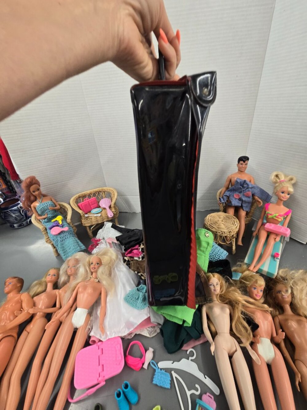 1963 Barbie Doll Case Vintage Wicker set Mixed Dolls Clothes Lot AS IS - Picture 9 of 16
